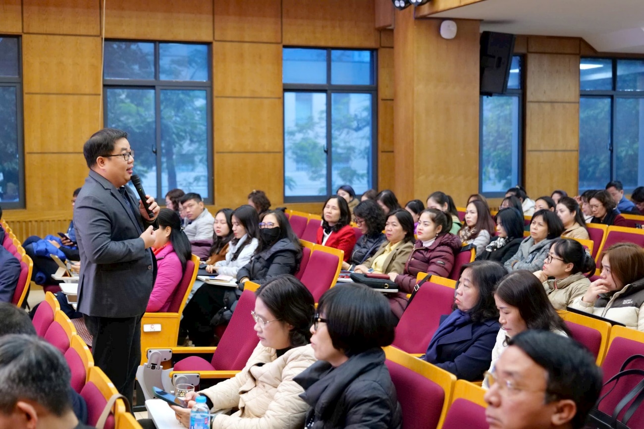 A person standing in front of a group of people
AI-generated content may be incorrect.