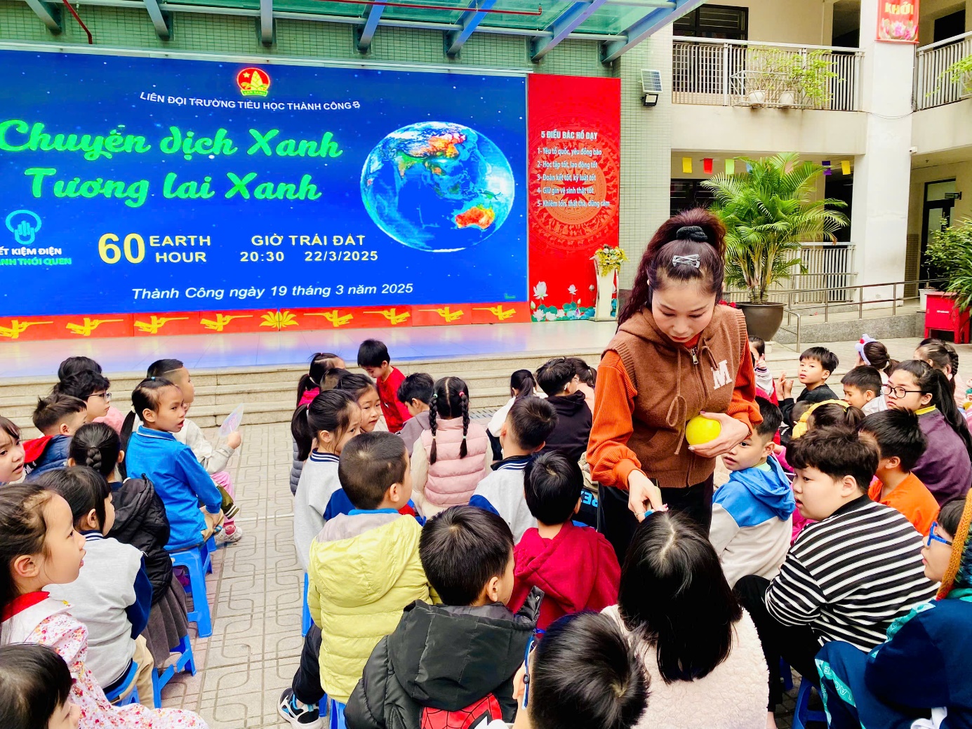 A group of children in a classroom
Description automatically generated