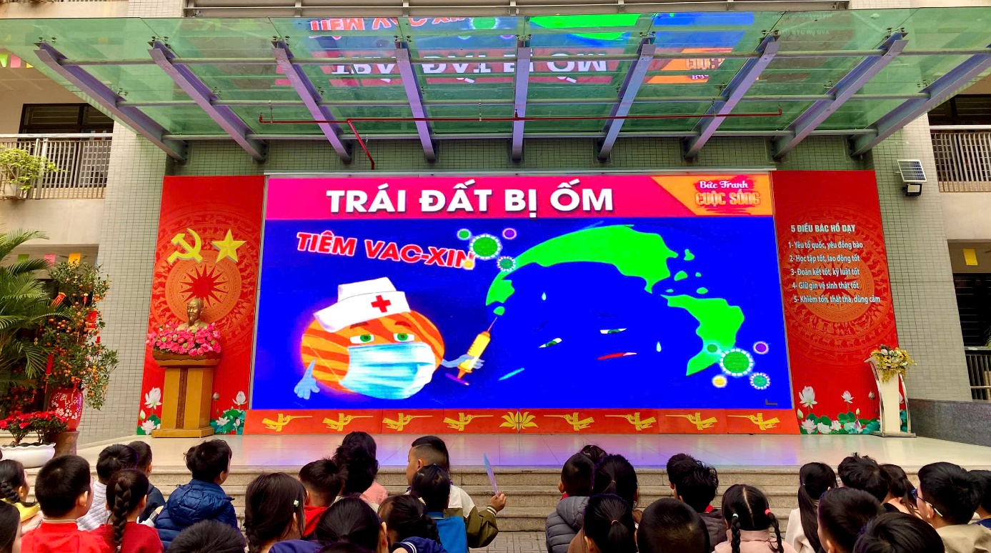 A group of people watching a screen
Description automatically generated