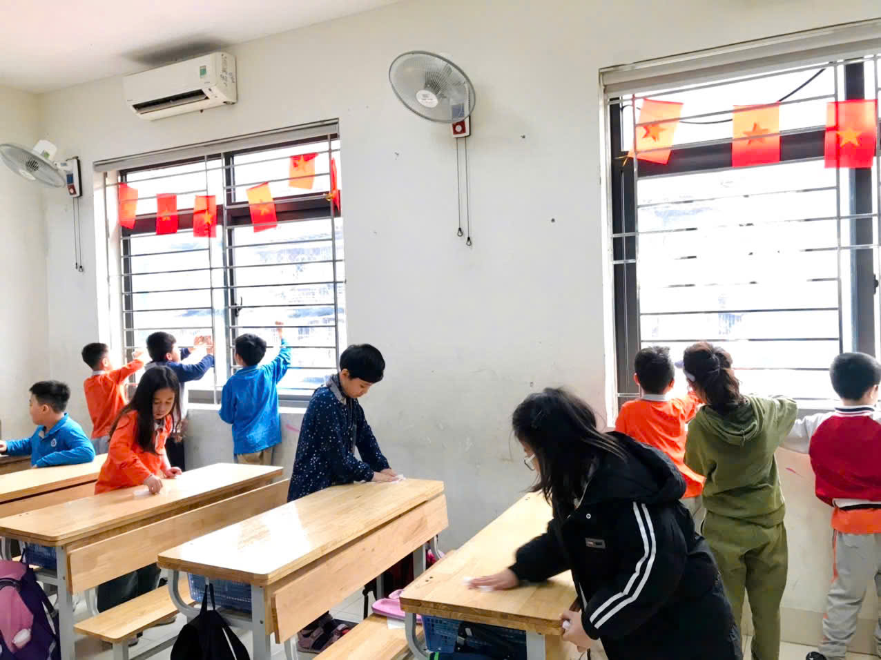 A group of people in a classroom
Description automatically generated