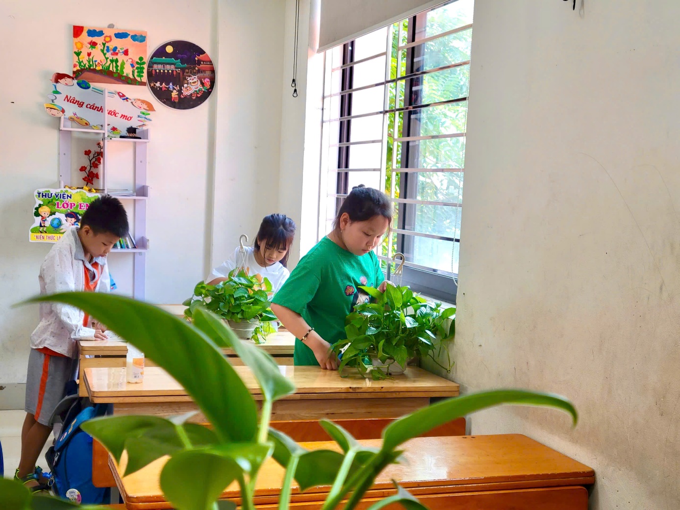 A group of people in a classroom
Description automatically generated