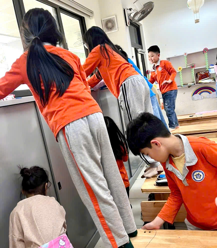 A group of kids in a classroom
Description automatically generated