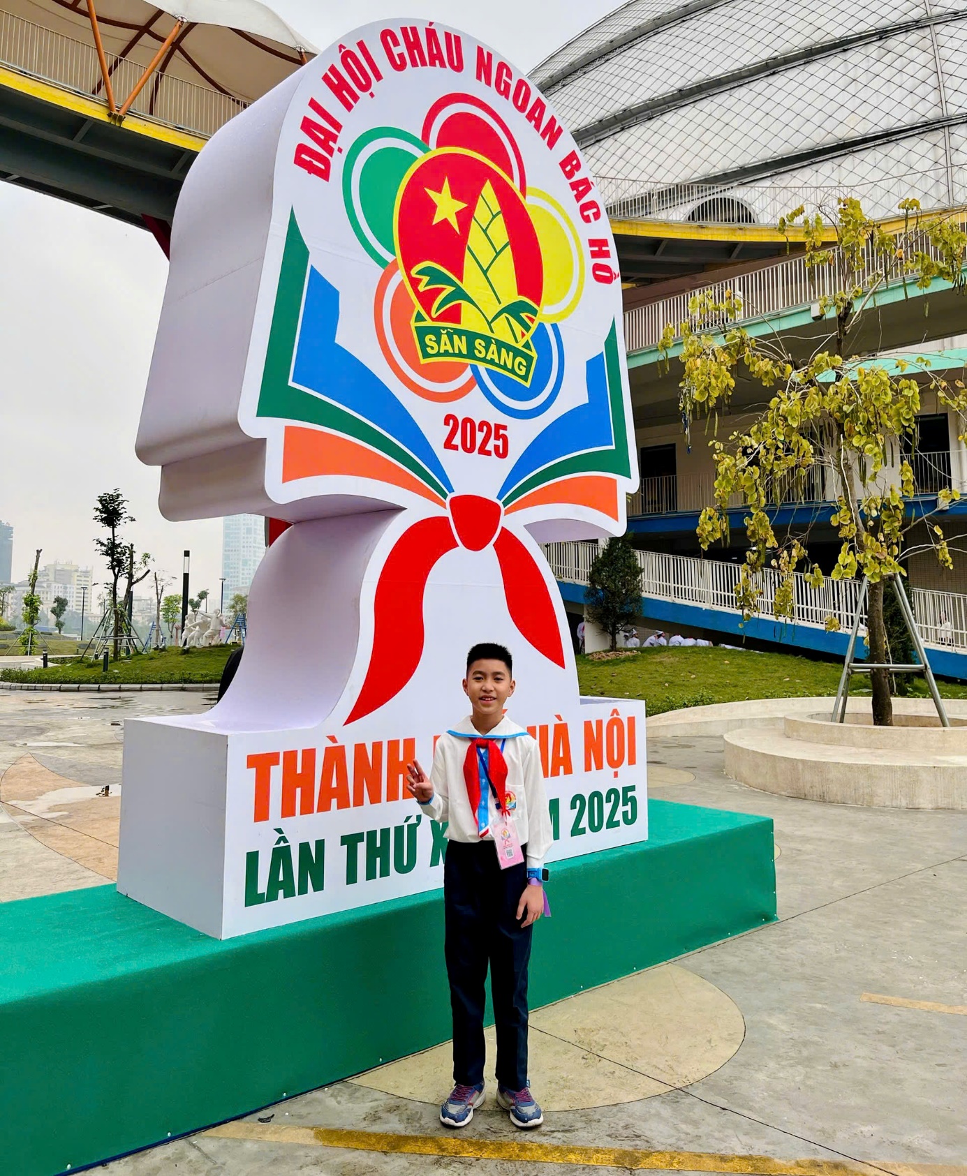 A child standing in front of a large sign

Description automatically generated