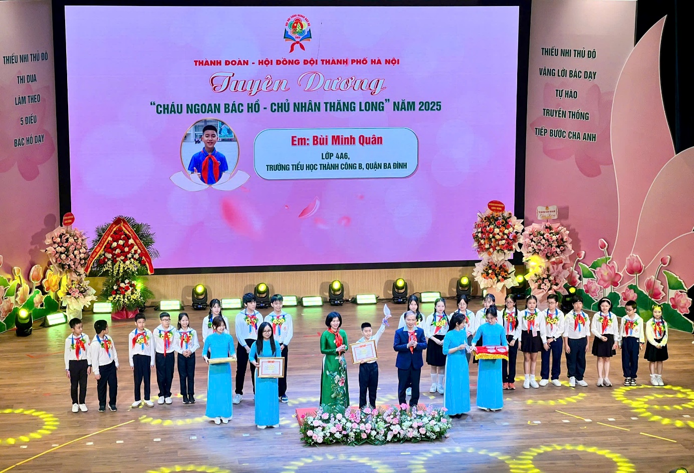 A group of people on a stage

Description automatically generated