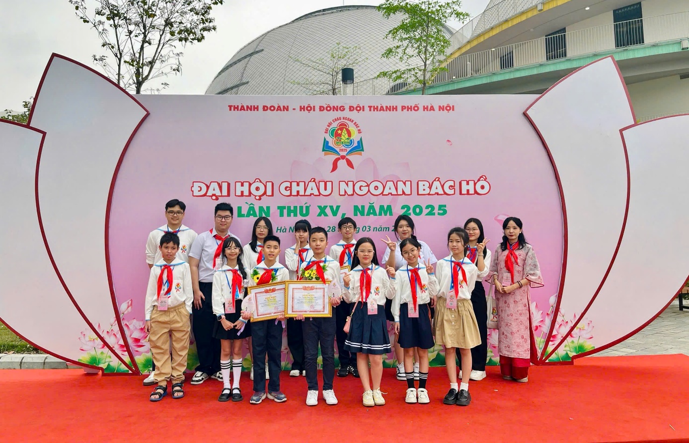 A group of people posing for a photo

Description automatically generated