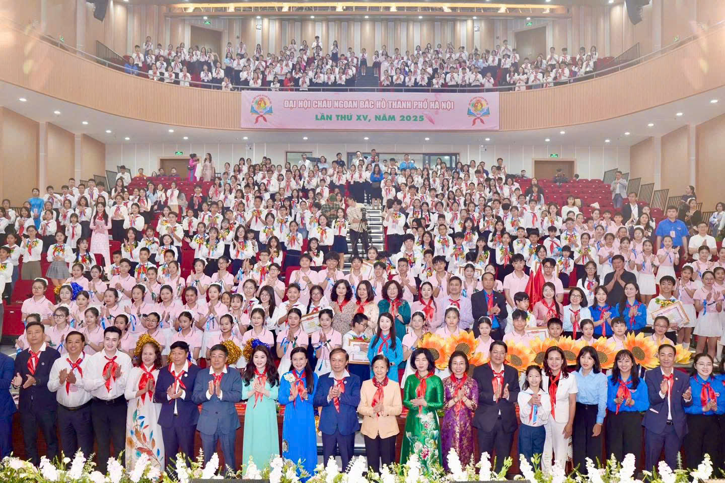 A large group of people in a large auditorium

Description automatically generated