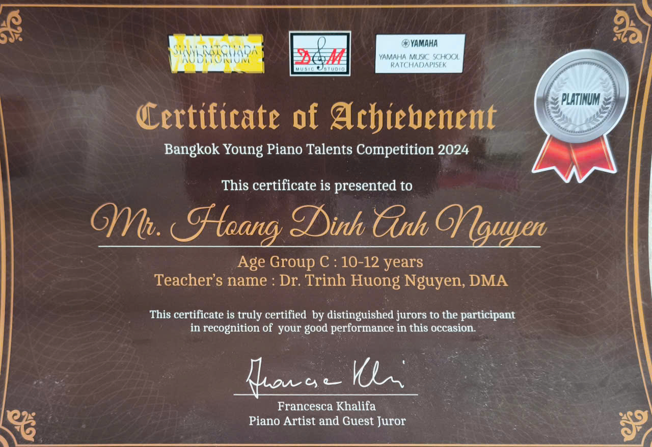 A certificate of achievement with a group of people
Description automatically generated