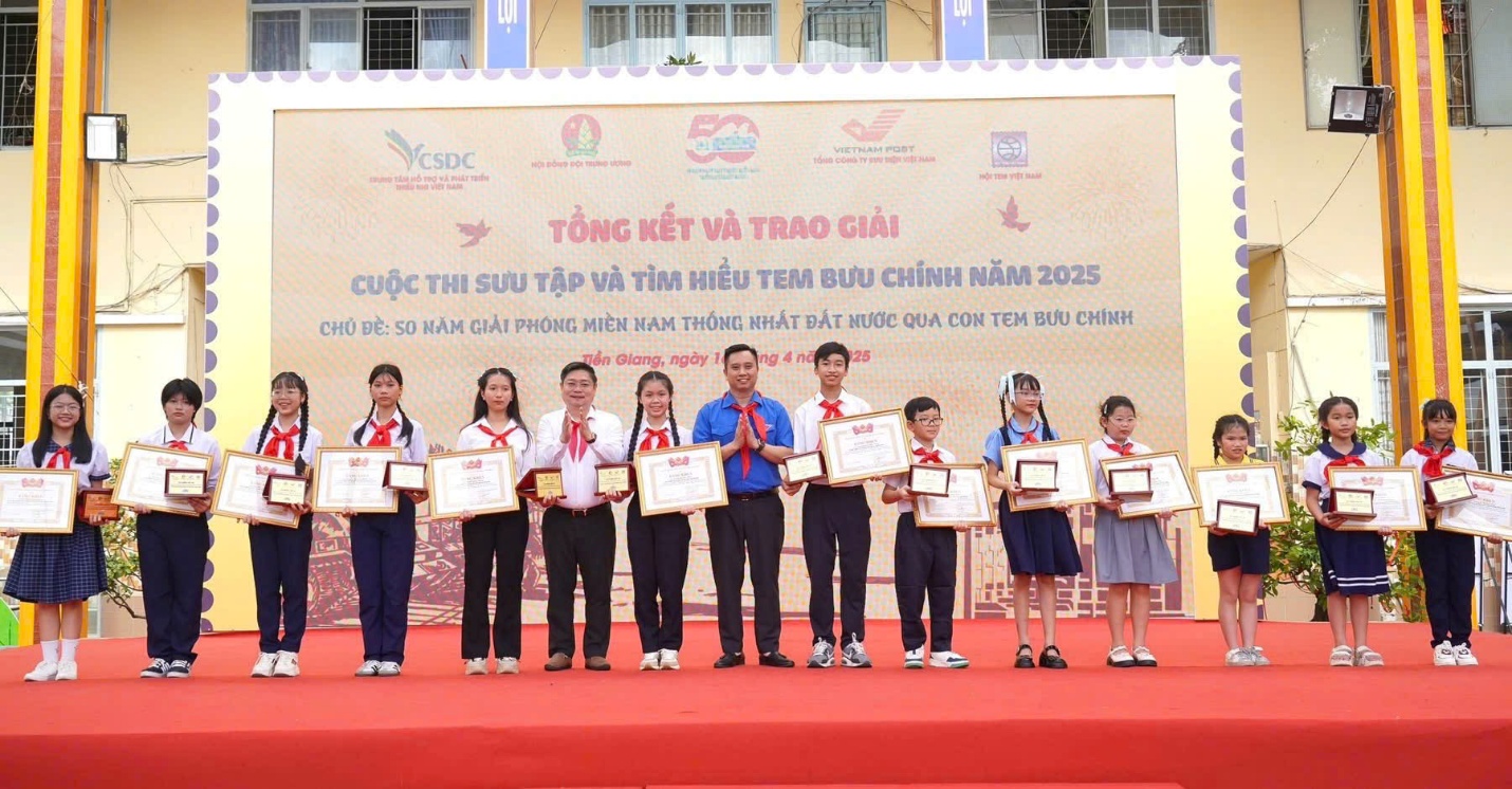 A group of people holding certificates
AI-generated content may be incorrect.