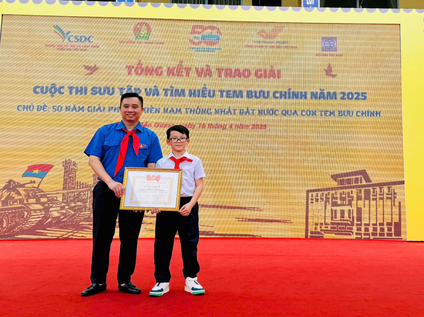 A person and child holding a certificate
AI-generated content may be incorrect.