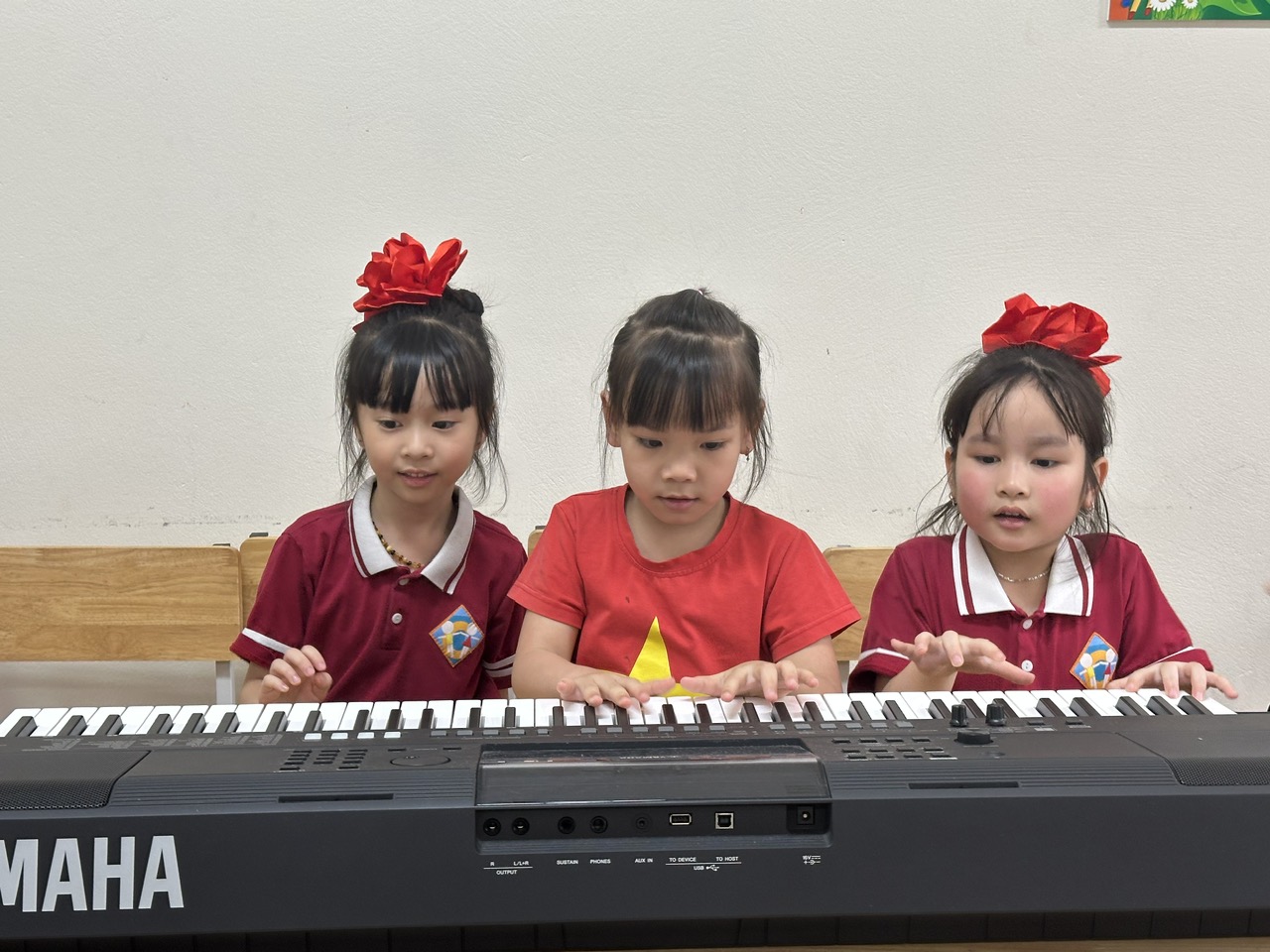 A group of girls playing a piano

AI-generated content may be incorrect.
