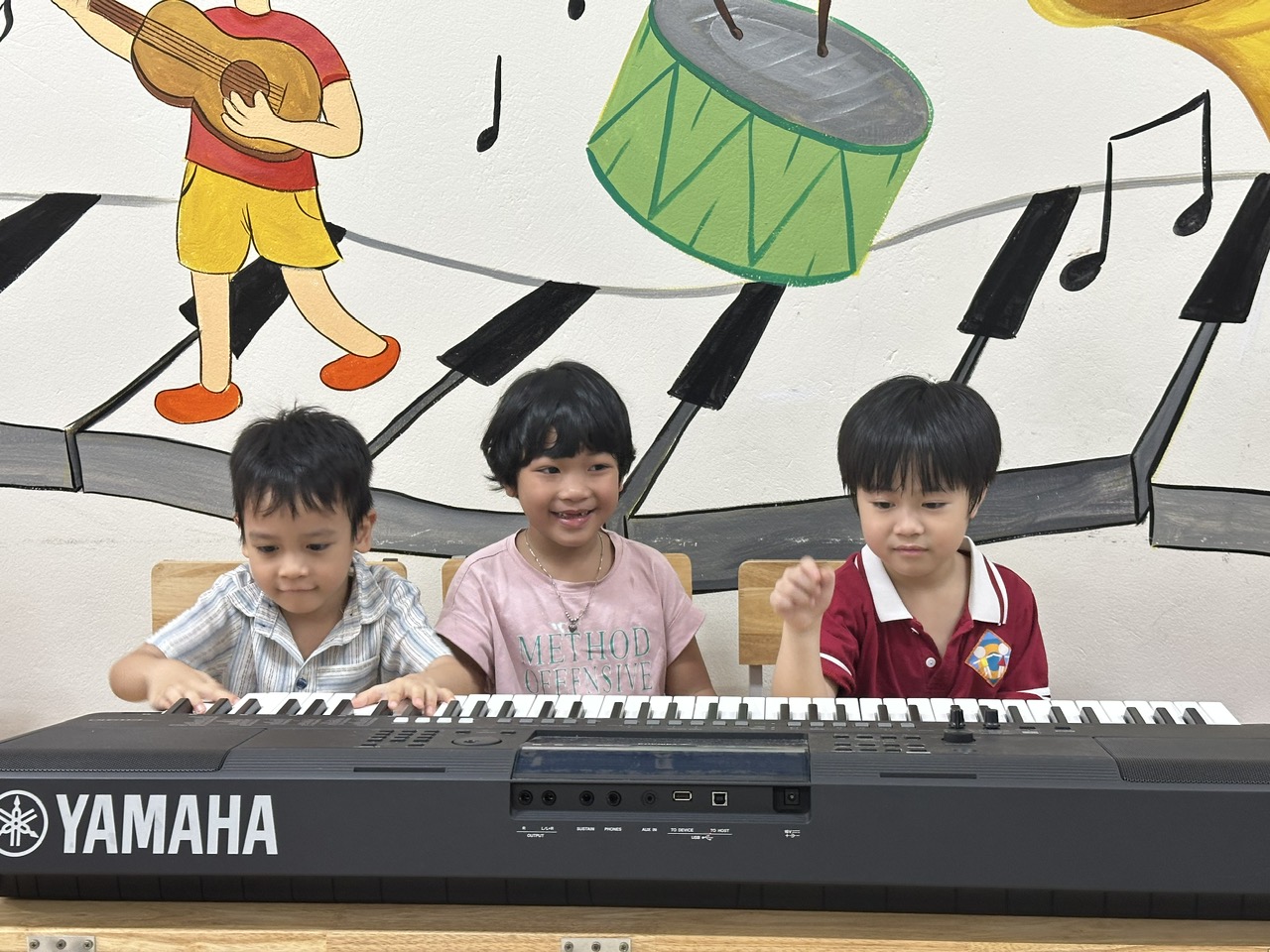 A group of children playing a piano

AI-generated content may be incorrect.