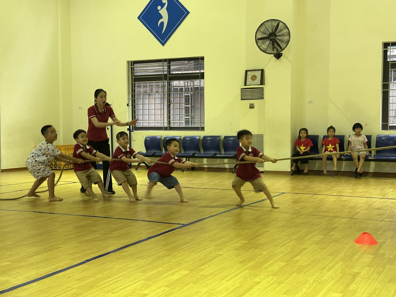 A group of kids playing tug of war

AI-generated content may be incorrect.