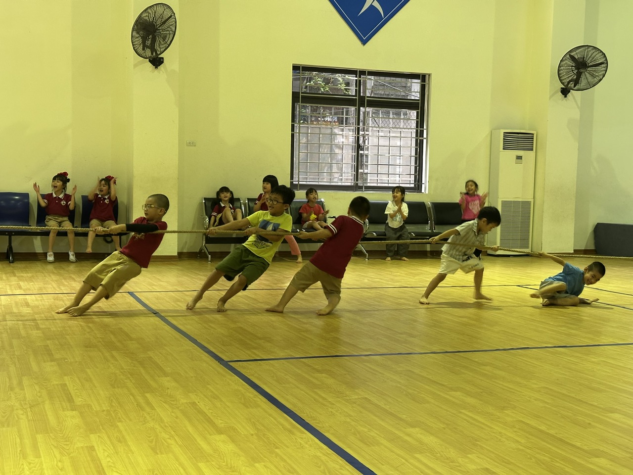 A group of kids playing in a gym

AI-generated content may be incorrect.