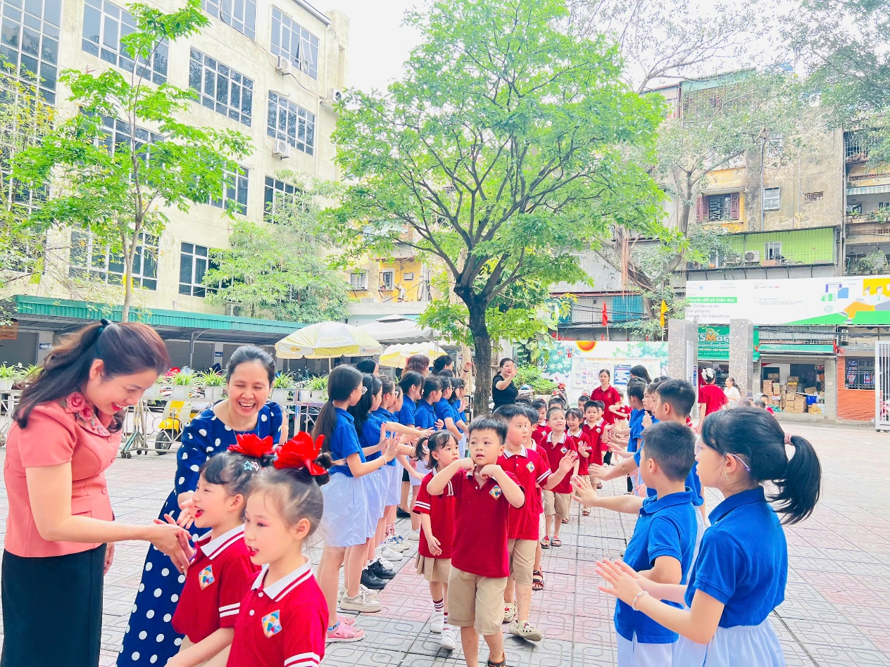 A group of children in a circle

AI-generated content may be incorrect.