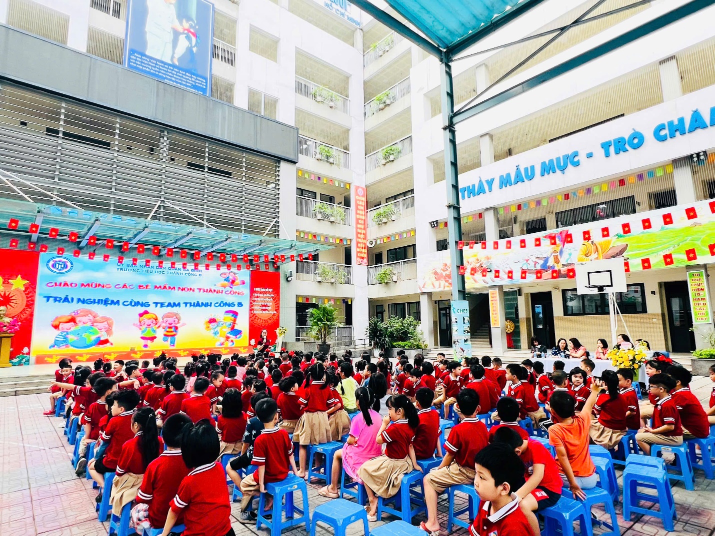 A group of children sitting in a classroom

AI-generated content may be incorrect.