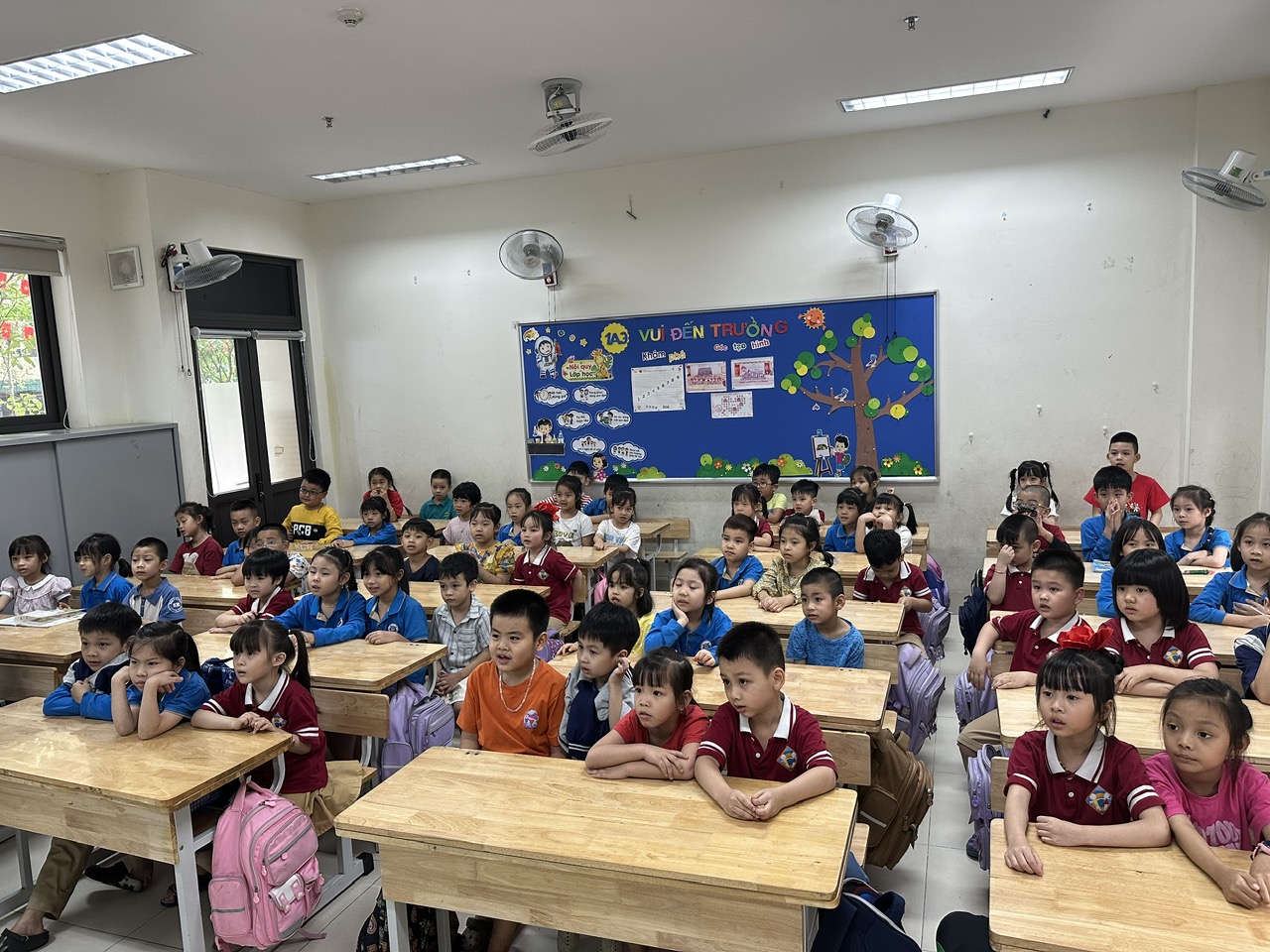 A group of children in a classroom

AI-generated content may be incorrect.