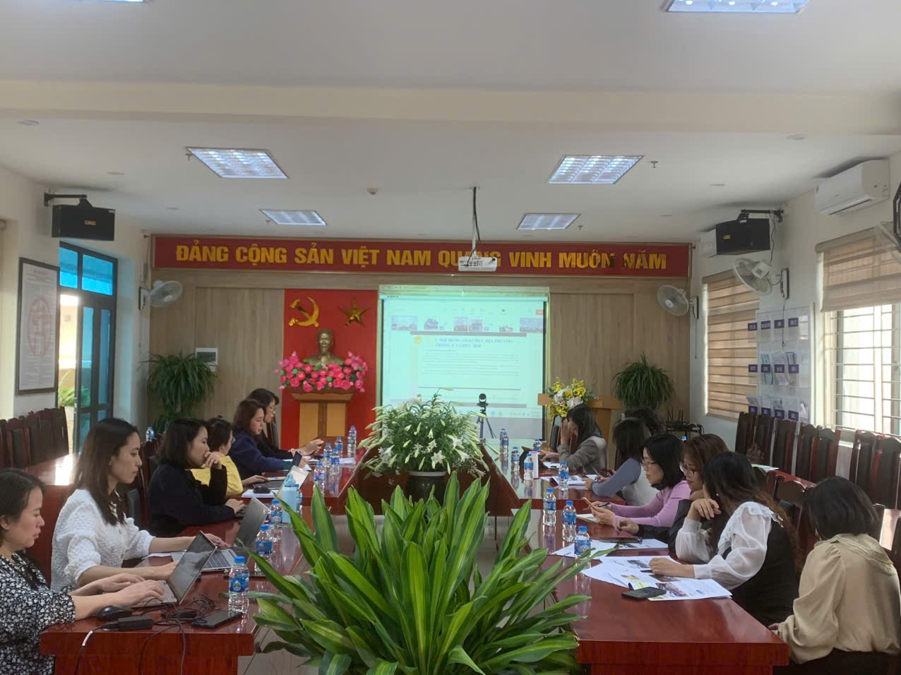 A group of people sitting at tables in a room
AI-generated content may be incorrect.