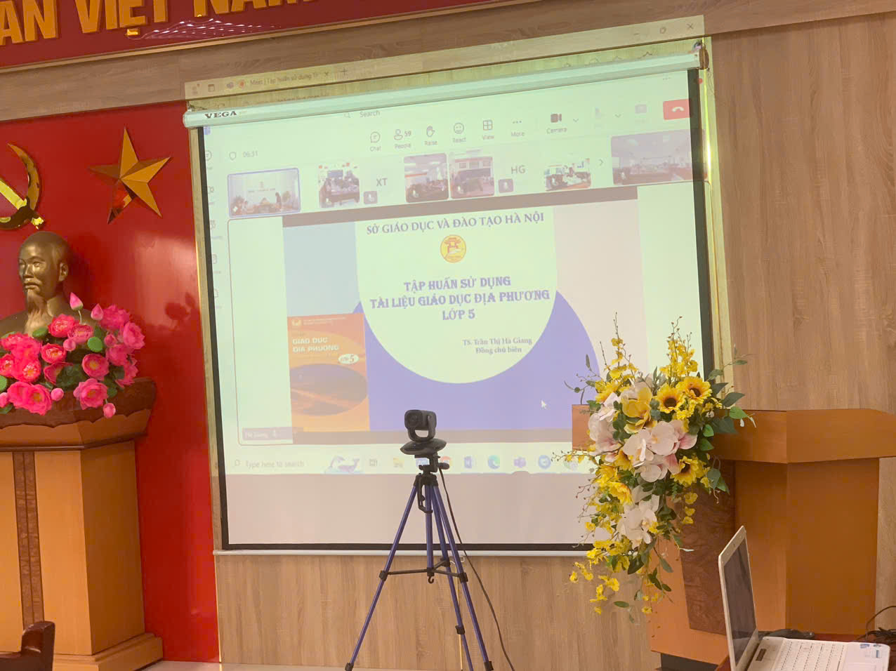 A video camera on a tripod next to a screen
AI-generated content may be incorrect.