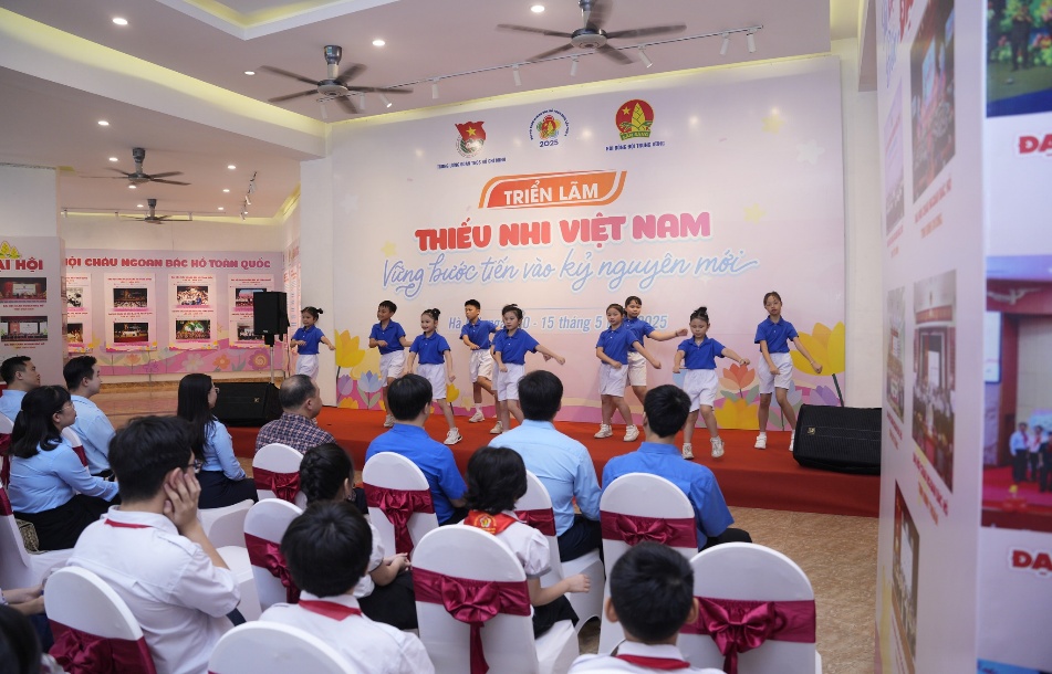 Có thể là hình ảnh về 9 người, cái bục và văn bản