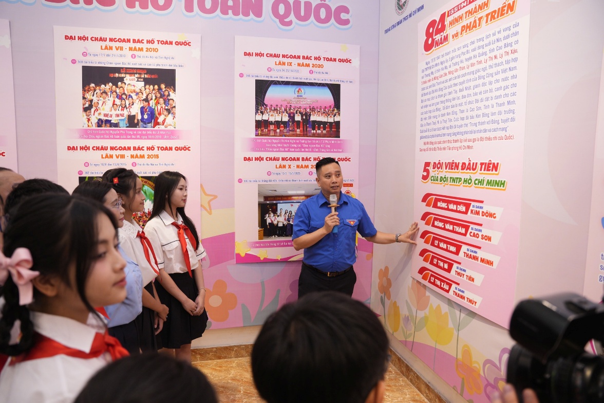 Có thể là hình ảnh về 5 người và văn bản