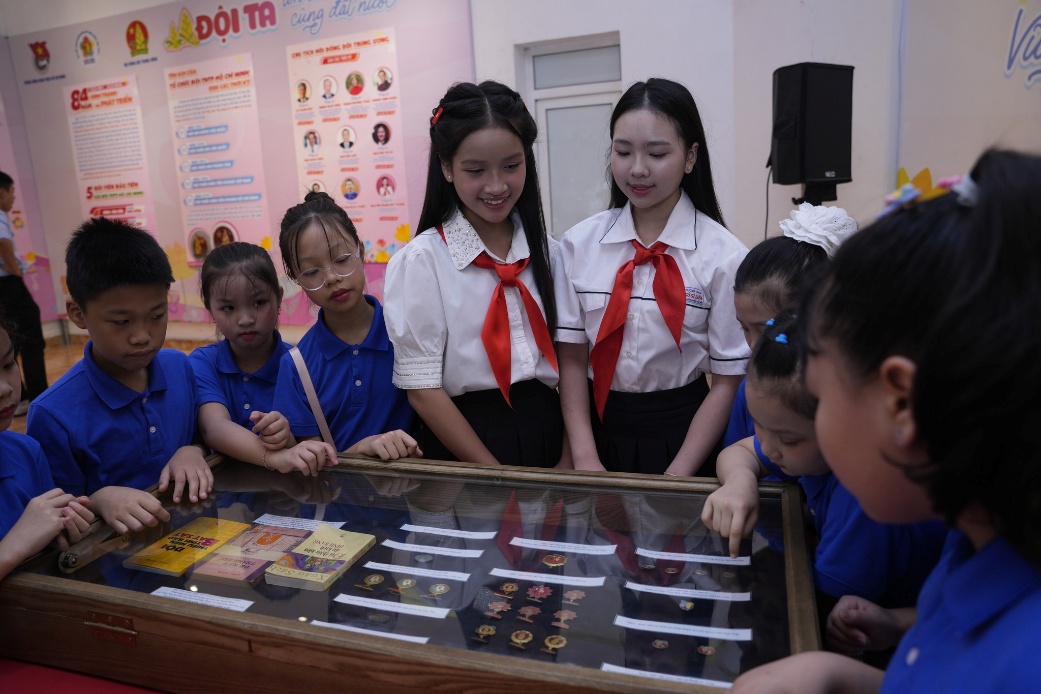 Có thể là hình ảnh về 7 người, mọi người đang học, đồ chơi trẻ em và văn bản