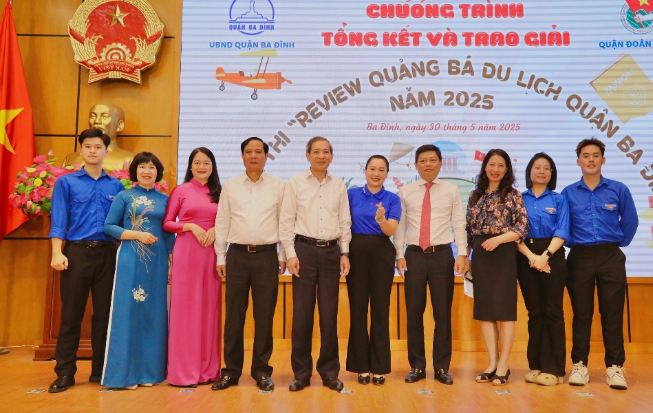 Có thể là hình ảnh về 10 người và văn bản cho biết 'QUẢN BA AB BINH UBND QUẬN UBNDQUẬNBAĐÌNH BA ĐÌNH VIPTNAIP QUẬN ĐOÀN CHUONG TRINH TỔNG KẾT và TRAO ยค่ MΈΝ REVIEW BeDhnh.ngiy30hing5nim2025 Ba Đinh, ngày 30 tháng 5 năm 2025 QUẢNG 6A DU LICH QUẢN NĂM 2025 ام الى BA'