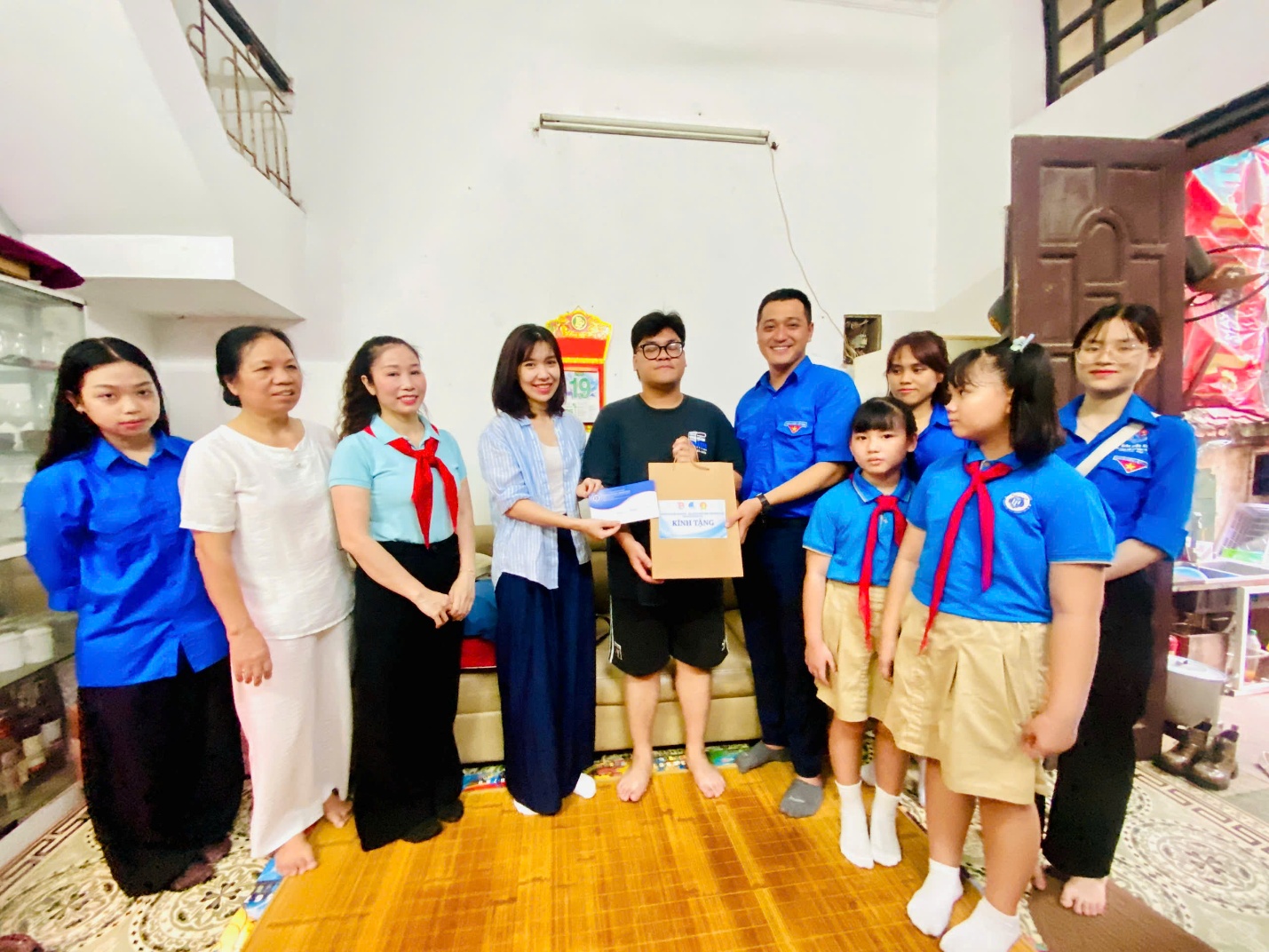 A group of people standing together
AI-generated content may be incorrect.