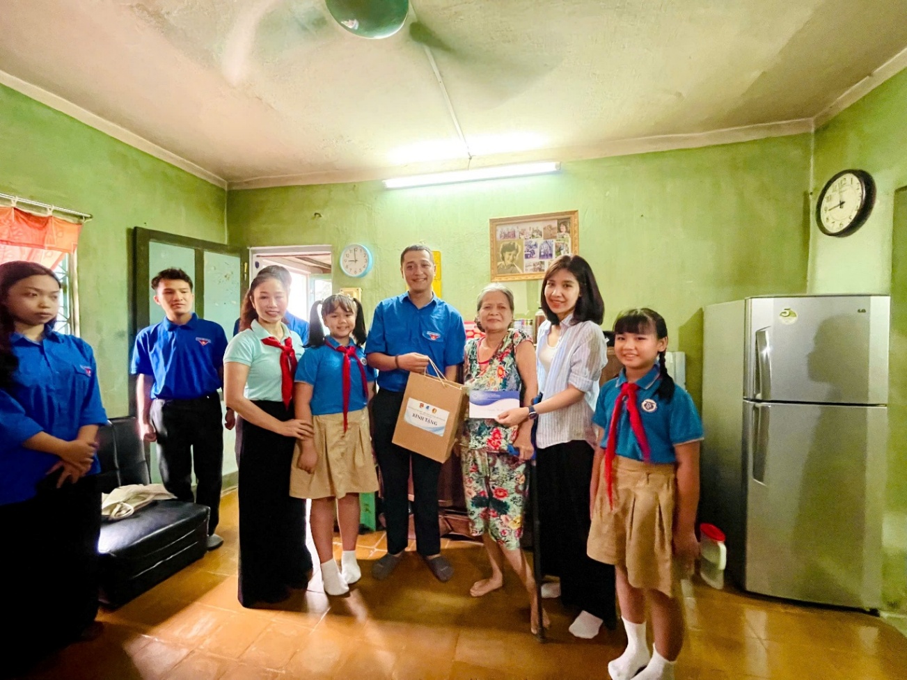 A group of people posing for a photo
AI-generated content may be incorrect.