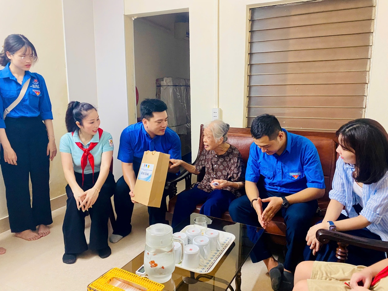 A group of people in a room
AI-generated content may be incorrect.