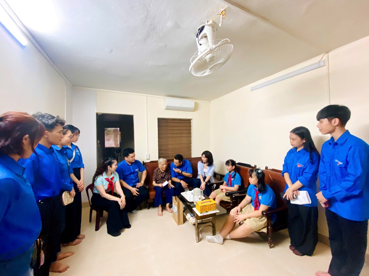 A group of people in a room
AI-generated content may be incorrect.