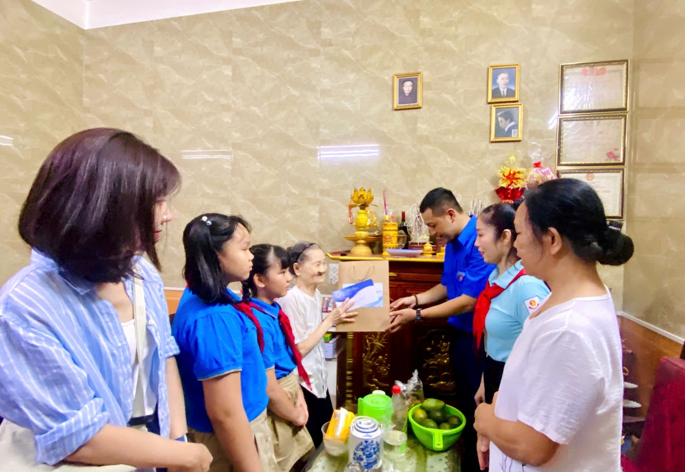 A group of people standing around a table
AI-generated content may be incorrect.