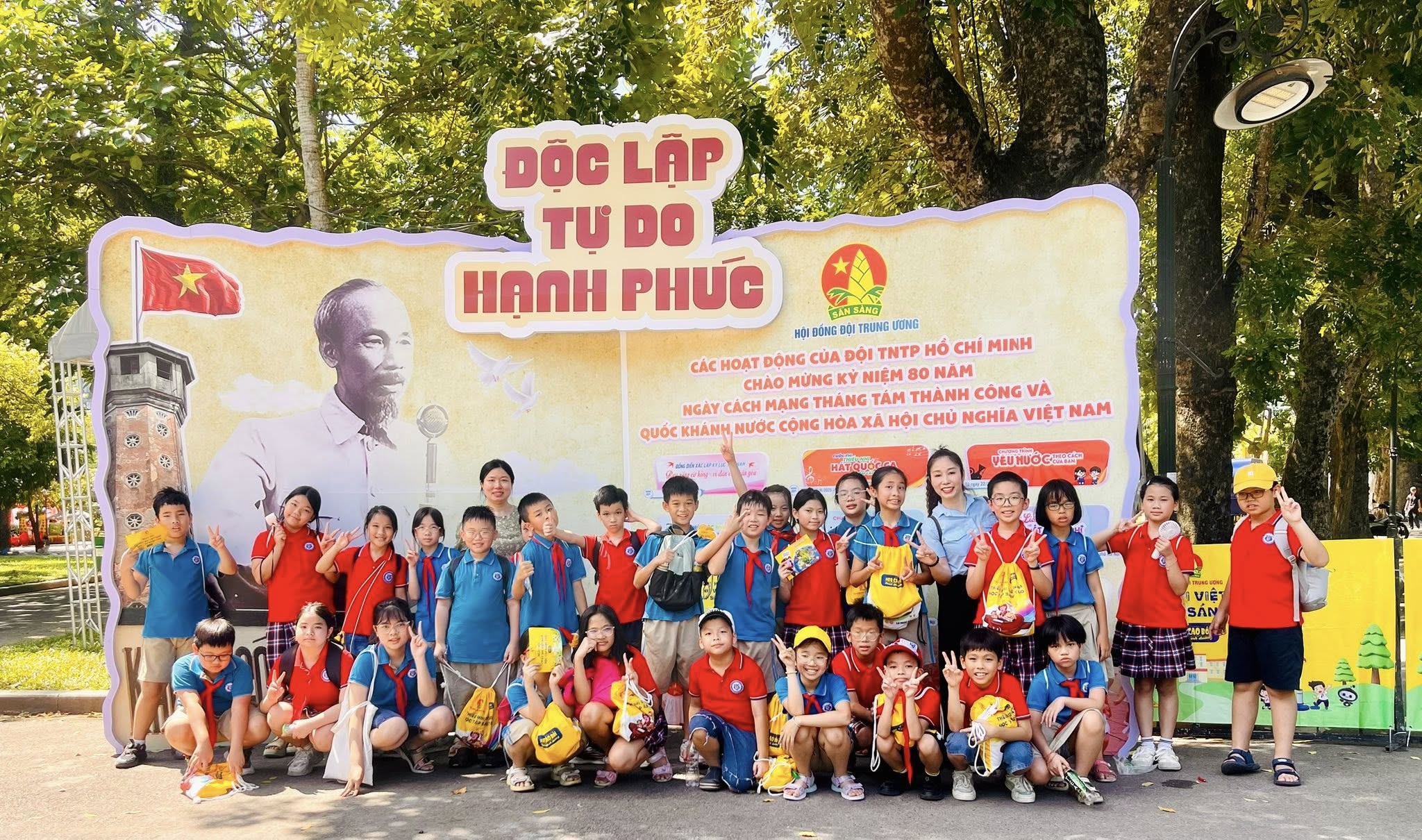 Có thể là hình ảnh về 5 người và văn bản cho biết 'DỘCLAP ĐỘC LẬP TỰ TỰDO DO HẠNH PHÚC ƯƠNG TNTP Hό CHI MINH CAC HOAT ĐỒNG CHAO MỪNG KT NIỆM 0 NAM NGAY CÁCH MANG THANG TÀM THÀNH CÔNG VÀ QUỐC KHAHH NƯỚC CÔNG HOA XA HỘI CHU NGHĨA VIỆT NAM บเต้า SAN SAN'