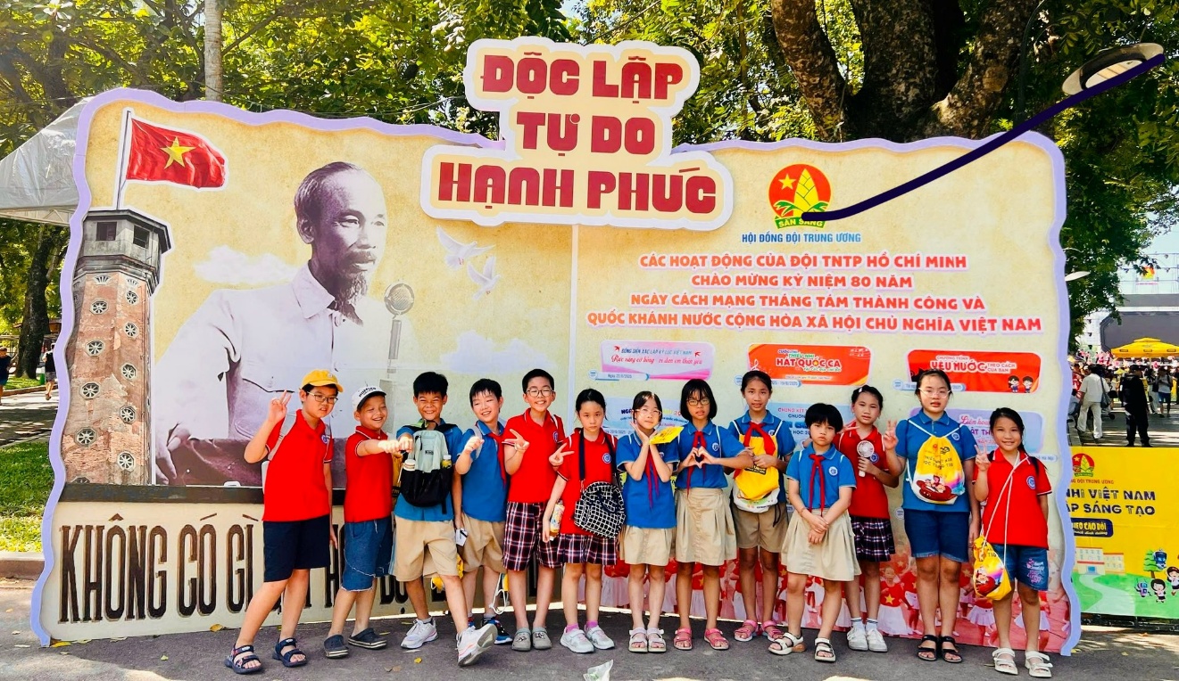 Có thể là hình ảnh về 15 người và văn bản