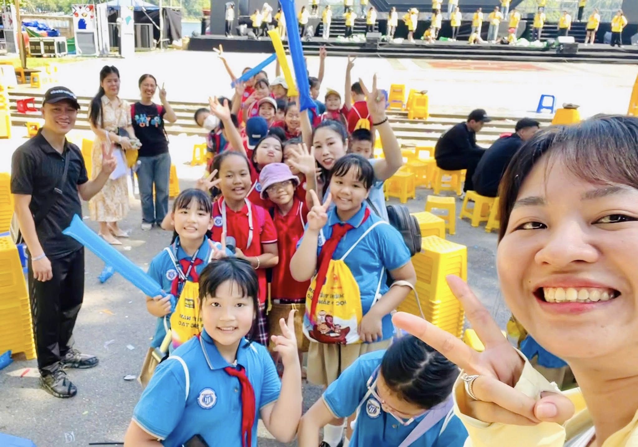 Có thể là hình ảnh về 6 người và văn bản cho biết 'ማቅ1 当 TAM DAT'