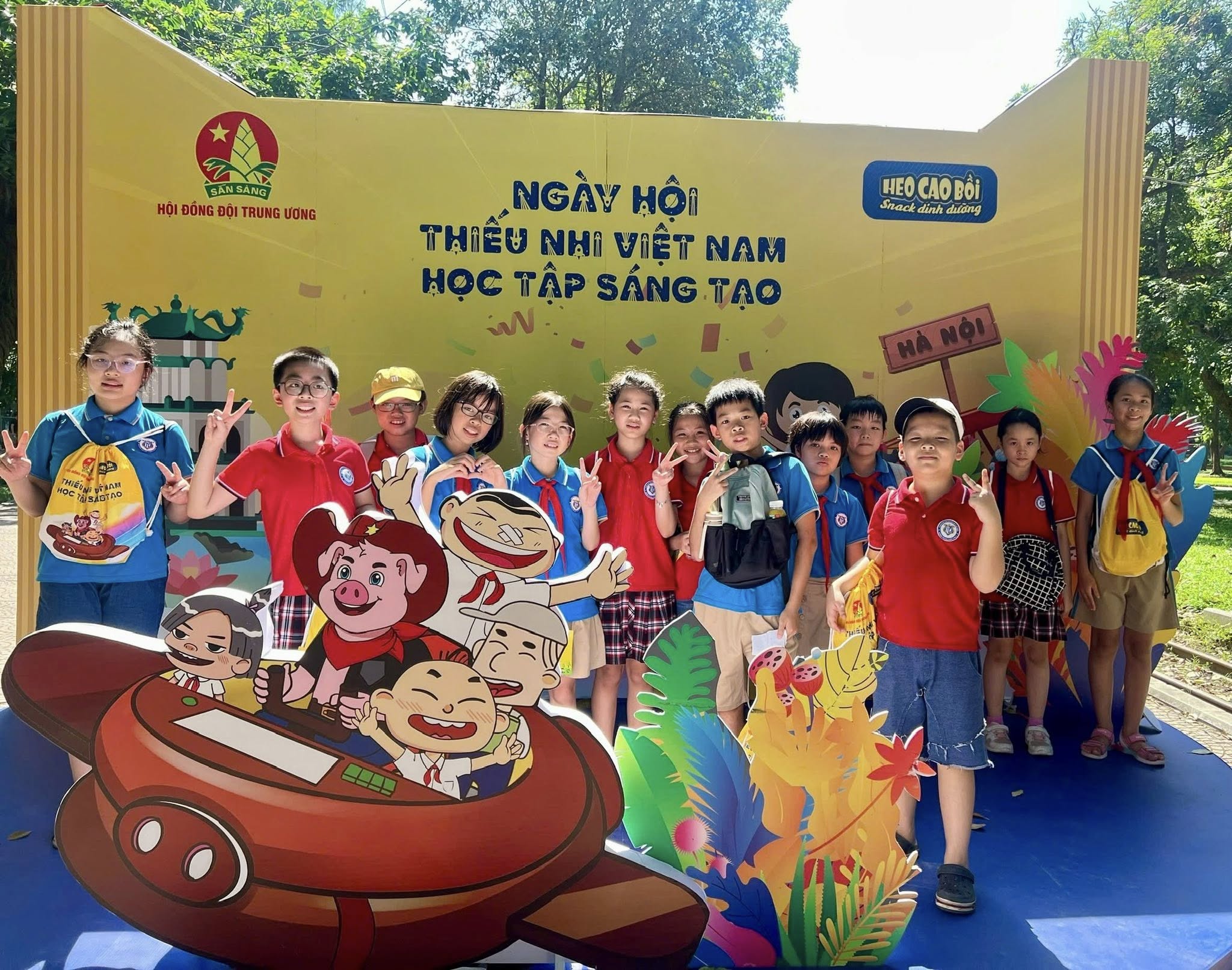 Có thể là hình ảnh về 11 người và văn bản cho biết 'SANSÁNG HOIĐÔNGÓITRUNGUONG ĐỘI TRUNG HỘI ĐÓNG HEO CAO CAOBÔI HEOCЛOBO BÔI Snack dimh dưing NGÀV HỘI THIẾU NHI VIỆT NAM HỌC TẬP SÁNG TẠO iN NOR ¥税30 트트트트'