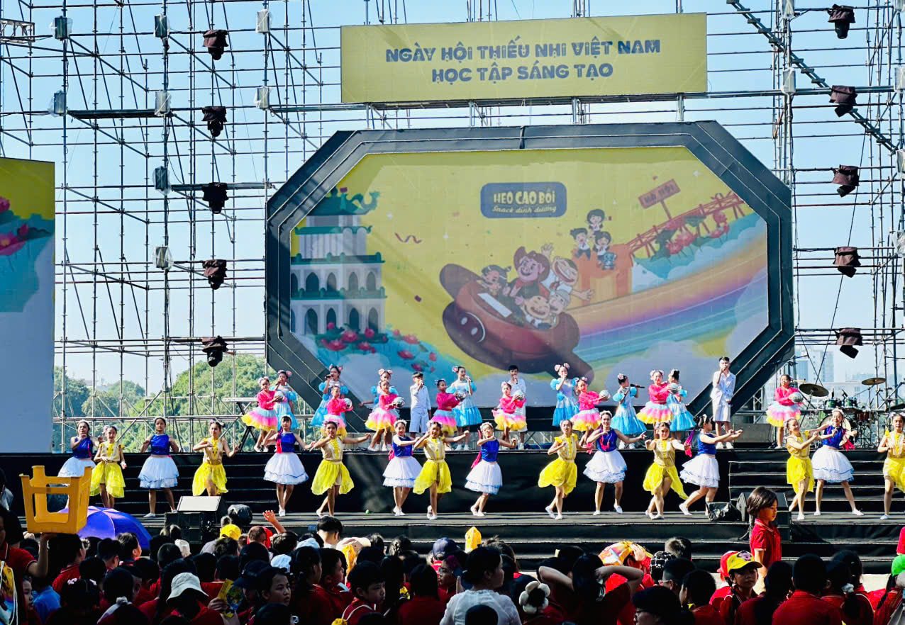 Có thể là hình ảnh về đám đông và văn bản