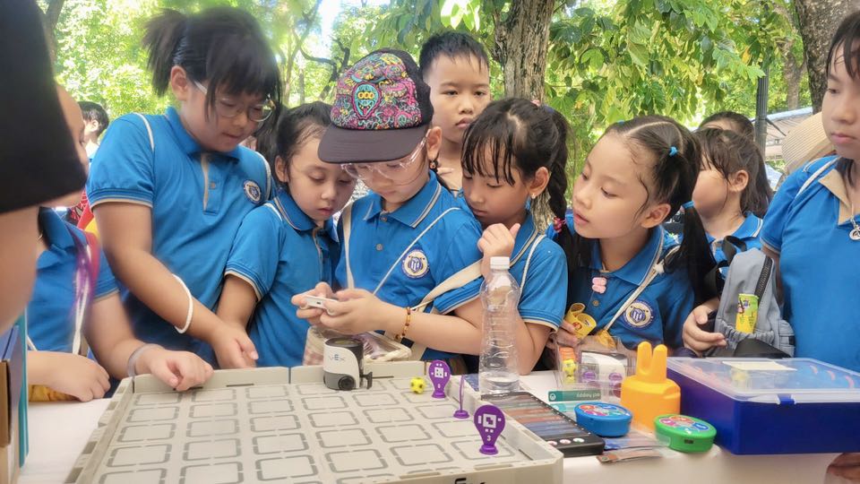 Có thể là hình ảnh về 7 người, đồ chơi trẻ em, bàn cờ và văn bản