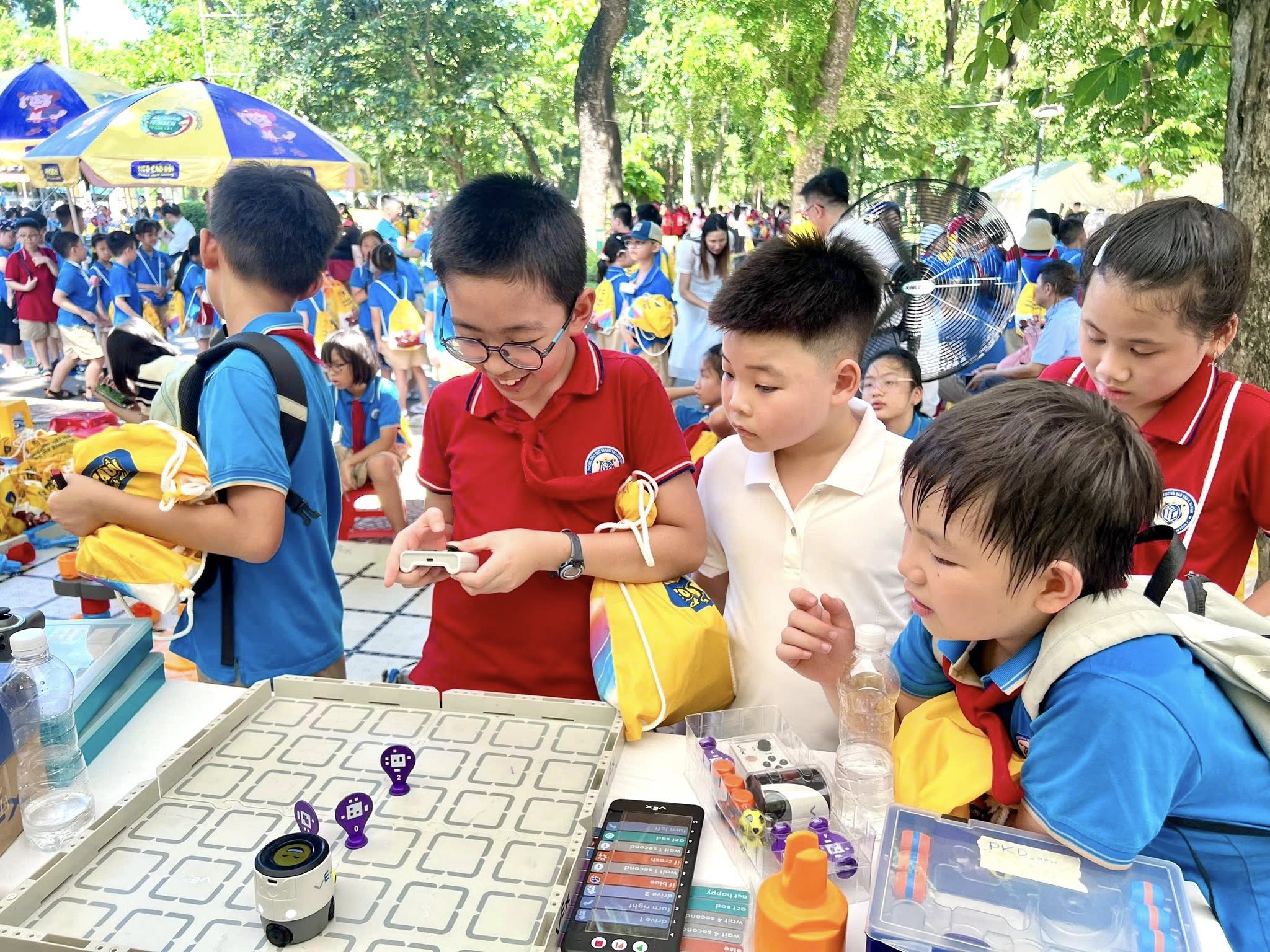 Có thể là hình ảnh về 5 người, bàn cờ và văn bản