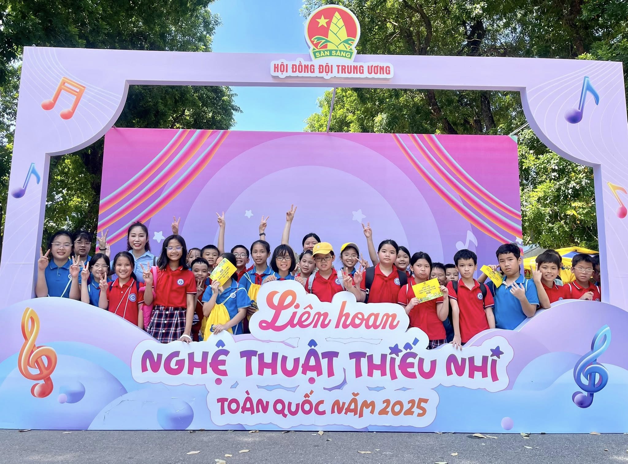 Có thể là hình ảnh về 8 người và văn bản cho biết 'SAN SANSANG SANG HỘI ĐỒNG HỘIBÔNGDỘITRUNGUƠNG ĐỘI TRUNG ƯƠNG 月 လ Liên Liênhoan hoan NGHỆ THUẬT υ NHĨ TOÀN QUỐC NĂM TOÀNQUỐCNĂM2025 2025'