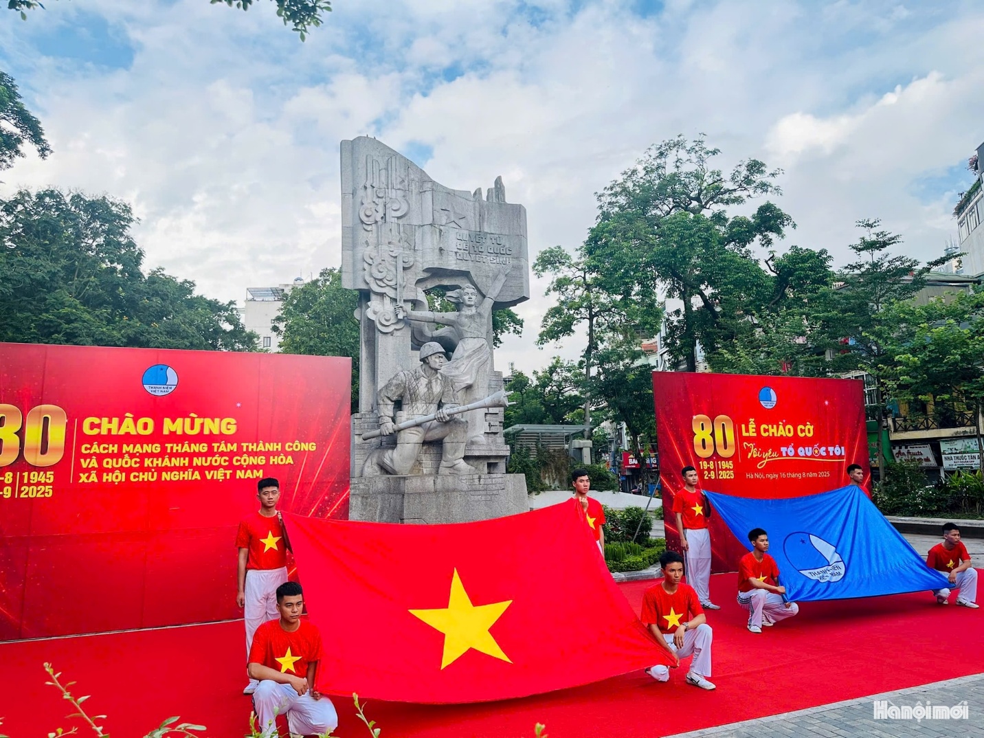 A group of people holding flags
AI-generated content may be incorrect.