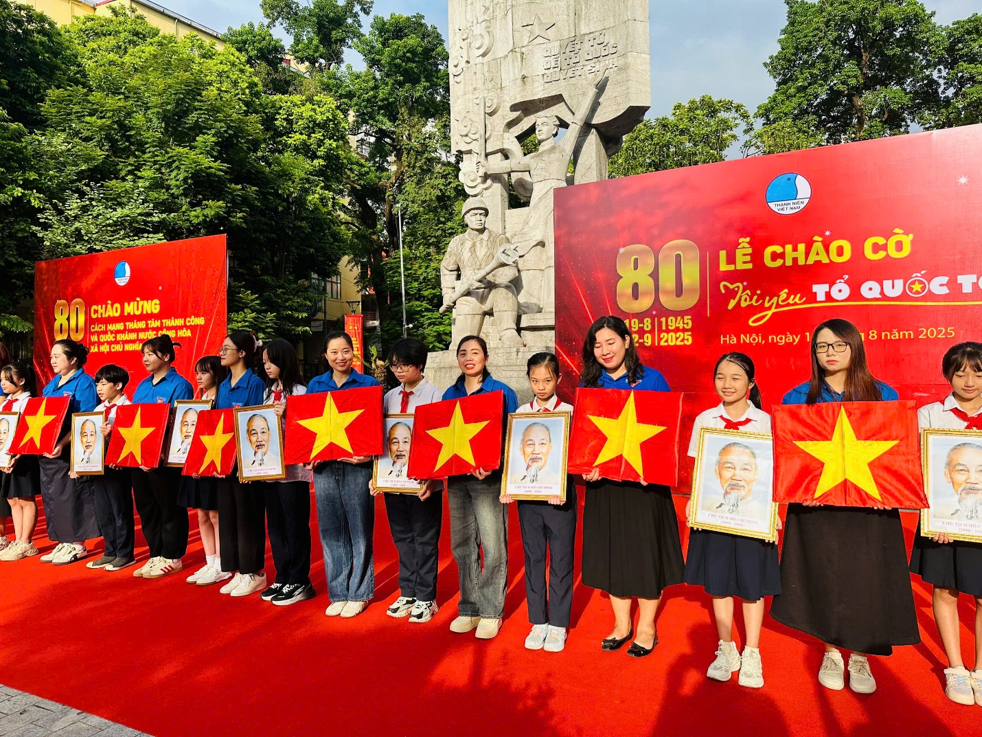 A group of people holding signs
AI-generated content may be incorrect.