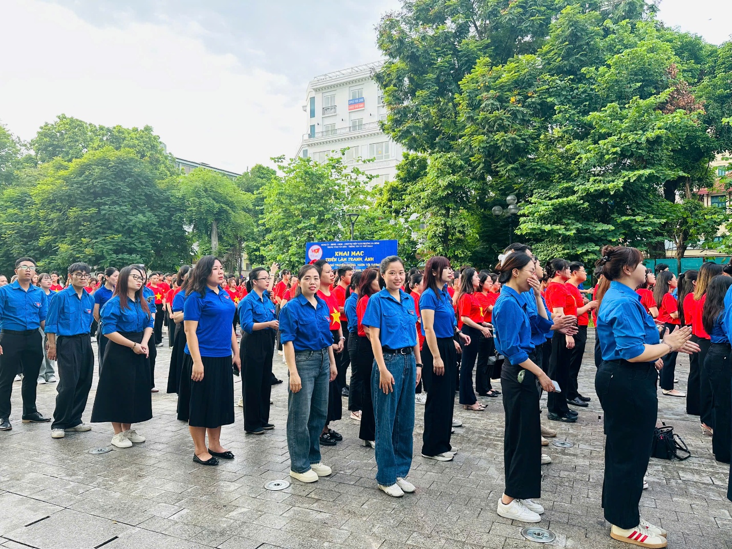 A group of people in a line
AI-generated content may be incorrect.