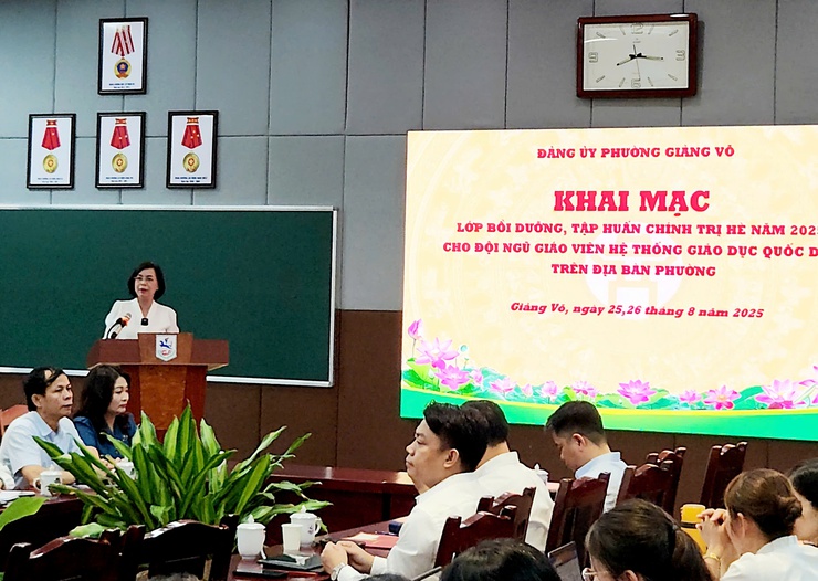 Đảng ủy phường Giảng Võ tổ chức Lớp bồi dưỡng chính trị hè năm 2025 cho đội ngũ cán bộ lãnh đạo quản lý, giáo viên, nhân viên các trường học trên địa bàn phường- Ảnh 1.