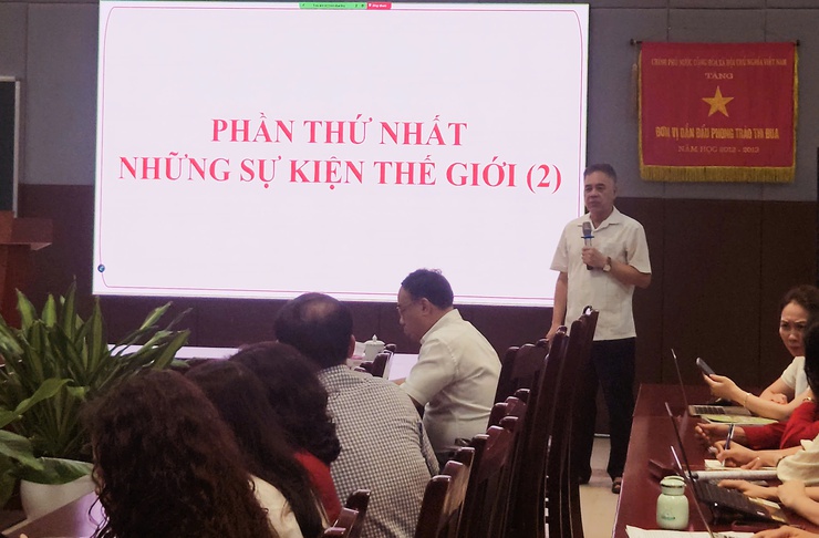 Đảng ủy phường Giảng Võ tổ chức Lớp bồi dưỡng chính trị hè năm 2025 cho đội ngũ cán bộ lãnh đạo quản lý, giáo viên, nhân viên các trường học trên địa bàn phường- Ảnh 2.