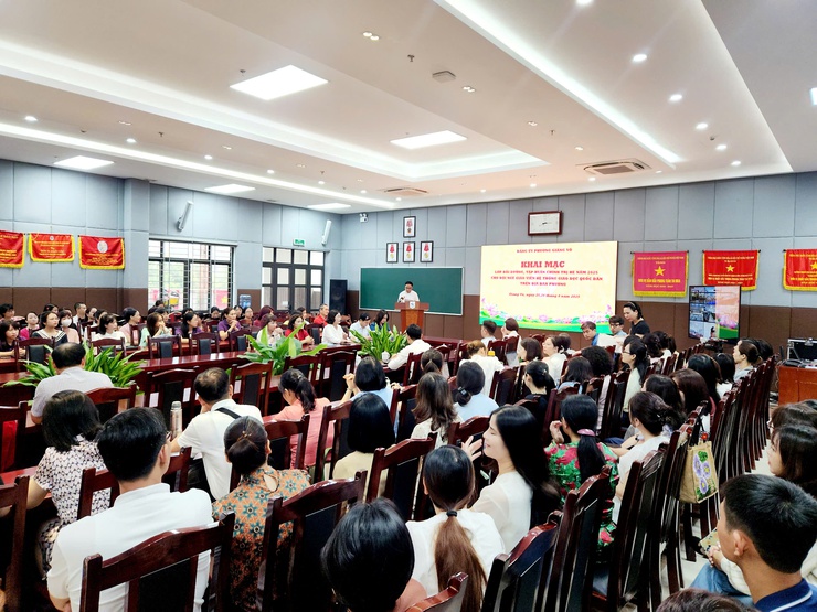 Đảng ủy phường Giảng Võ tổ chức Lớp bồi dưỡng chính trị hè năm 2025 cho đội ngũ cán bộ lãnh đạo quản lý, giáo viên, nhân viên các trường học trên địa bàn phường- Ảnh 3.