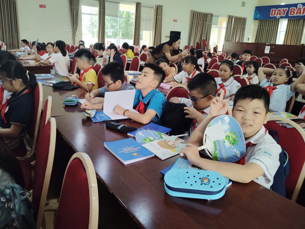 A group of children sitting at a table
Description automatically generated