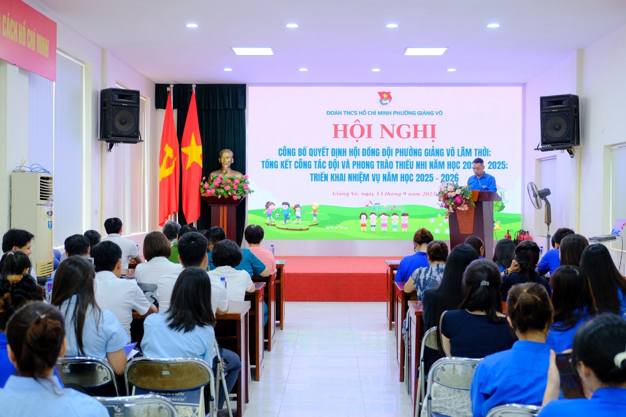 Có thể là hình ảnh về 9 người, cái bục và văn bản cho biết 'ទា DOAN TNCS 0CHI MINH PHƯỜNG GIÁNG vô HỘI NGHI CÔNG BỐ QUYẾT ĐỊNH HỘI DỐNG ĐỘI PHƯÒNG GIÀNG VÕ LÂM THỜI: TỐNG KT CÔNG TẮC ĐỘI VÀ PHONG TRÃO THIÊU NHI NÃM HOC 20 2025: TRIÊN KHAI NHIỆM NĂM HOC 2025 2026 Chúng vo이) ปู uaeH'