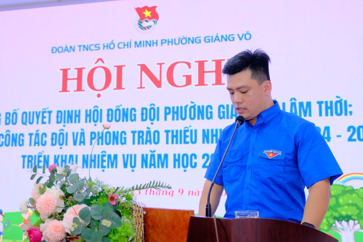 Có thể là hình ảnh về 1 người và văn bản cho biết 'ĐOÀN TNCS HỒ CHÍ MINH PHƯỜNG GIÁNG VÔ HỘI NGH BỐ QUYẾT ĐỊNH HỘI ĐỐNG ĐỘI PHƯỜNG GIA CÔNG TÁC ĐỘI VÀ PHÒNG TRÀO THIẾU NH TRIỆN KHAI NHIỆM VỤ NĂM HỌC 2 weolll thàng 9 na LÂM THỜI: 4-20 4 20 .ទ'