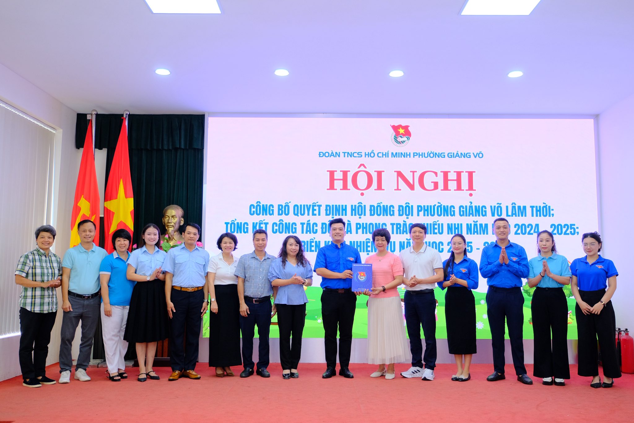 Có thể là hình ảnh về 14 người và văn bản cho biết 'ĐOÀN TNCS HỒ CHÍ MINH PHƯỜNG GIÁNG vô HỘI NGHỊ CÔNG BỐ QUYẾT ĐỊNH HỘI ĐỐNG ĐỘI PHƯỜNG GIẢNG võ LÂM THỜI: TỐNG KẾT CÔNG TẮC DEÀ PHOMG TRÀ HIỀU NHI NĂM 2024 20242025: 2025: BIỂN માદ ข ሥባር'