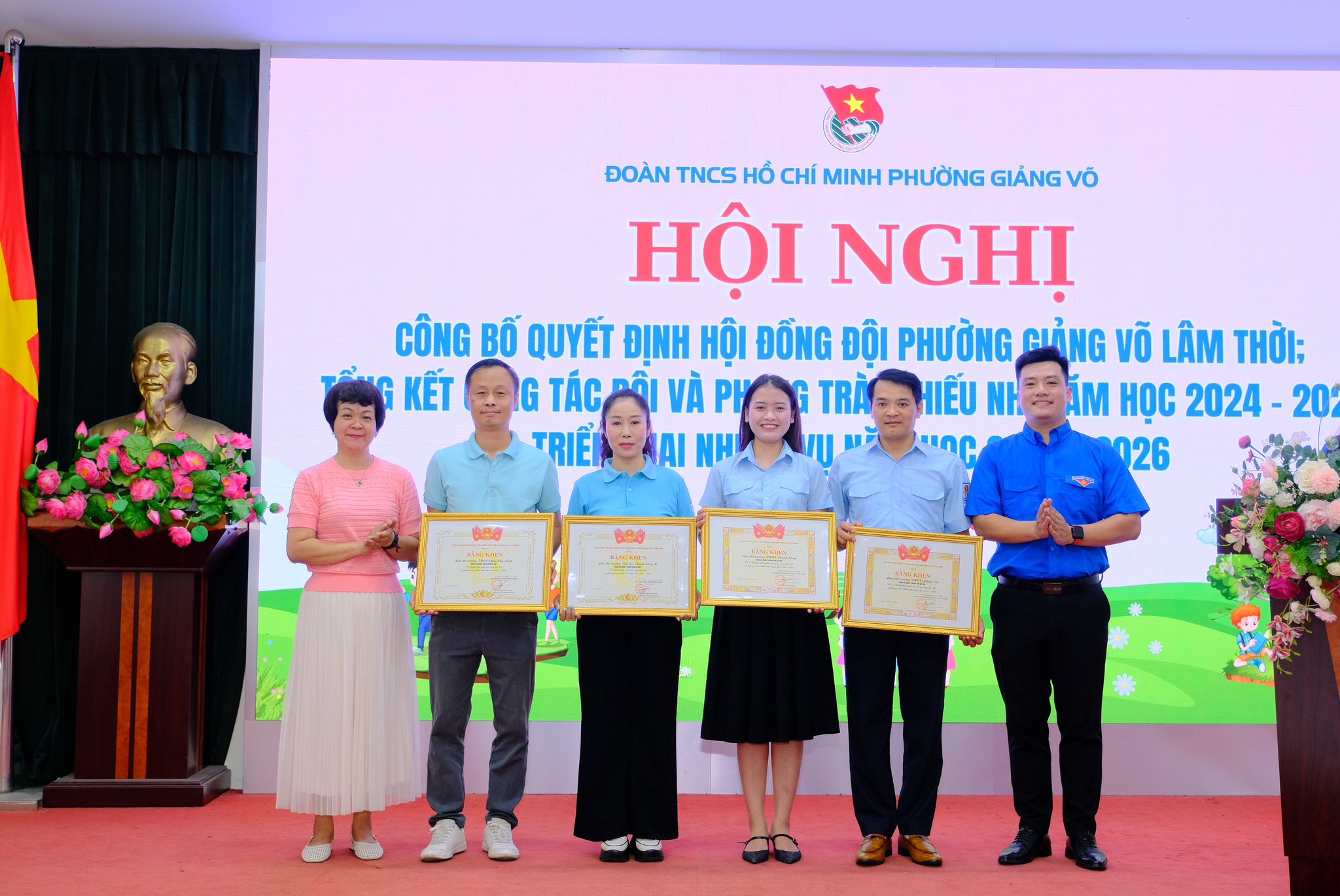 Có thể là hình ảnh về 7 người và văn bản cho biết 'ĐOÀN TNCS HỒ CHÍ MINH PHƯỜNG GIÁNG VỖ HỘI NGHI CÔNG BỐ QUYẾT ĐỊNH HỘI ĐỐNG ĐỘI PHƯỜNG CƯẢNG võ LÂM THỜI: G KET G TÁCPỘI VÀ PHOG TRÀ PH HIẾU NH=ẨM NH ĂM HỌC 2024- 20 TRIỂN AI NH "ባር 026 6Ba ስት 8소g'